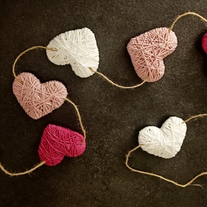 Fonal szív girland dekoráció - otthon & életmód - dekoráció - fali és függő dekoráció - girland, zászlófűzér - Meska.hu