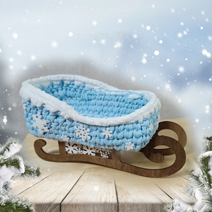 Horgolt szánkó fa alapon - karácsony - karácsonyi lakásdekoráció - karácsonyi lakásdíszek - Meska.hu