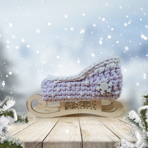 Horgolt szánkó fa alapon - karácsony - karácsonyi lakásdekoráció - karácsonyi lakásdíszek - Meska.hu