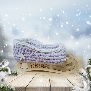 Horgolt szánkó fa alapon - karácsony - karácsonyi lakásdekoráció - karácsonyi lakásdíszek - Meska.hu