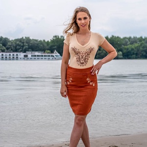 Léda szarvasbőr hatású szoknya Szervető-jászsági tulipán - terrakotta, Ruha & Divat, Női ruha, Szoknya, Hímzés, Varrás, MESKA