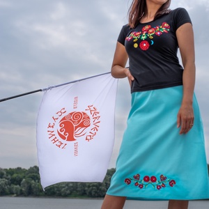 Szervető-matyó indás V póló - fekete - ruha & divat - női ruha - póló, felső - Meska.hu