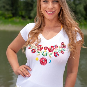 Szervető-matyó indás V póló - fehér - Meska.hu