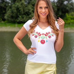 Szervető-matyó indás V póló - fehér - ruha & divat - női ruha - póló, felső - Meska.hu