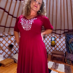 Kincső ruha Szervető-jászsági hímzéssel - vörös-ezüst - Meska.hu