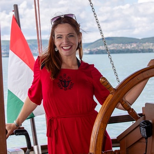 Dalma ruha Szervető-Fejér megyei tulipán hímzéssel - piros-fekete - Meska.hu