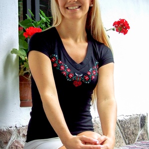 Szervető-tulipános V póló - fekete - ruha & divat - női ruha - póló, felső - Meska.hu