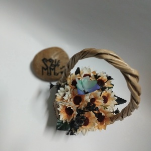 Selyem virág kosárban, Otthon & Életmód, Dekoráció, Asztal és polc dekoráció, Asztaldísz, Újrahasznosított alapanyagból készült termékek, Fonás (csuhé, gyékény, stb.), MESKA