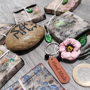 PoToDoRa � Kézműves agyagvirágos kulcstartó/táskadísz vintage dísztokban - táska & tok - kulcstartó & táskadísz - kulcstartó - Meska.hu