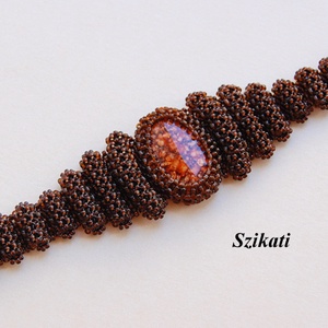Elegáns barna fémmentes gyöngyfűzött karkötő - ékszer - karkötő - gyöngyös karkötő - Meska.hu