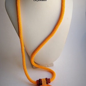 Hosszú sárga gyöngyfűzött nyaklánc medállal - ékszer - nyaklánc - hosszú nyaklánc - Meska.hu