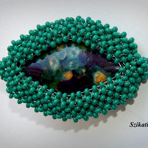 Zöld gyöngyfűzött kitűző - ékszer - kitűző és bross - Meska.hu