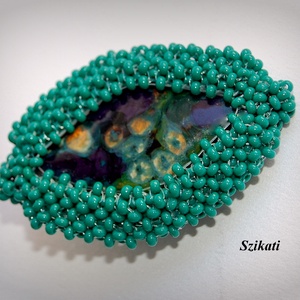 Zöld gyöngyfűzött kitűző - ékszer - kitűző és bross - Meska.hu