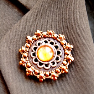 Bronz gyöngyfűzött kitűző - ékszer - kitűző és bross - kitűző - Meska.hu