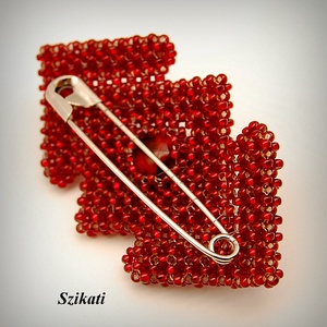 Sötétvörös gyöngyfűzött kitűző - ékszer - kitűző és bross - kitűző - Meska.hu
