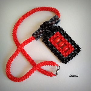 Piros - fekete gyöngyfűzött nyaklánc medállal - ékszer - nyaklánc - medálos nyaklánc - Meska.hu