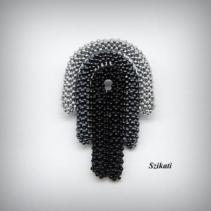 Ezüst - fekete gyöngyfűzött kitűző, Ékszer, Kitűző és Bross, Gyöngyfűzés, gyöngyhímzés, Ékszerkészítés, MESKA