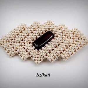 Beige gyöngyfűzött kitűző - ékszer - kitűző és bross - kitűző - Meska.hu