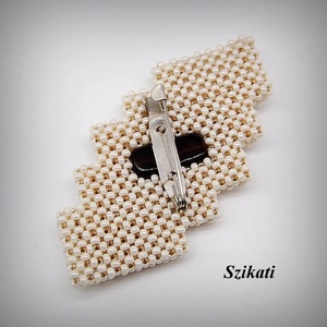 Beige gyöngyfűzött kitűző - ékszer - kitűző és bross - kitűző - Meska.hu