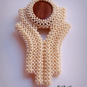 Beige barna gyöngyfűzött kitűző, Ékszer, Kitűző és Bross, Ékszerkészítés, Gyöngyfűzés, gyöngyhímzés, MESKA