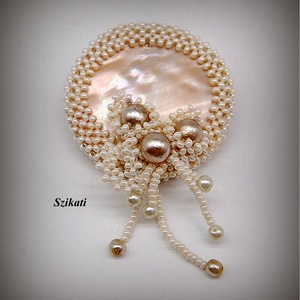 Beige gyöngyfűzött kitűző - ékszer - kitűző és bross - kitűző - Meska.hu