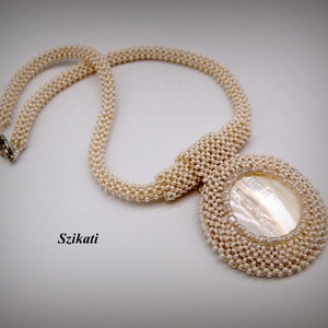 Elegáns beige gyöngyfűzött nyaklánc medállal - ékszer - nyaklánc - medálos nyaklánc - Meska.hu