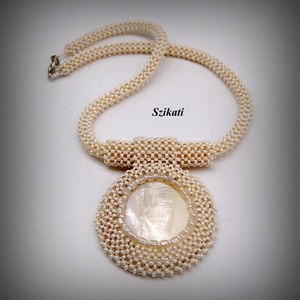Elegáns beige gyöngyfűzött nyaklánc medállal - ékszer - nyaklánc - medálos nyaklánc - Meska.hu