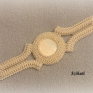 Beige gyöngyfűzött széles karkötő - Meska.hu