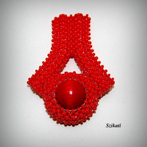 Piros gyöngyfűzött kitűző - ékszer - kitűző és bross - Meska.hu