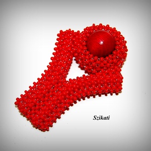 Piros gyöngyfűzött kitűző - ékszer - kitűző és bross - Meska.hu