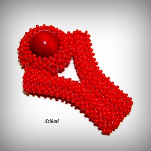 Piros gyöngyfűzött kitűző - ékszer - kitűző és bross - Meska.hu