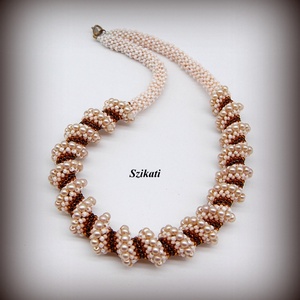 Beige - barna gyöngyfűzött nyakék  - ékszer - nyaklánc - gyöngyös nyaklánc - Meska.hu