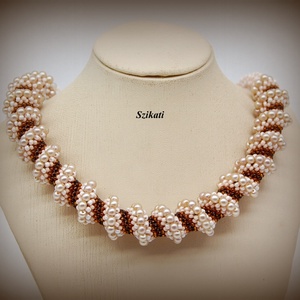 Beige - barna gyöngyfűzött nyakék  - ékszer - nyaklánc - gyöngyös nyaklánc - Meska.hu