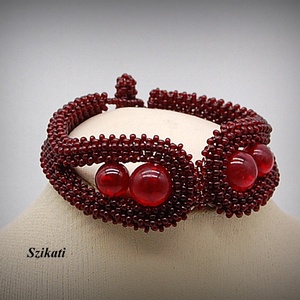 Bordó fémmentes gyöngyfűzött karkötő - ékszer - karkötő - gyöngyös karkötő - Meska.hu