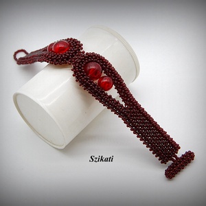 Bordó fémmentes gyöngyfűzött karkötő - ékszer - karkötő - gyöngyös karkötő - Meska.hu