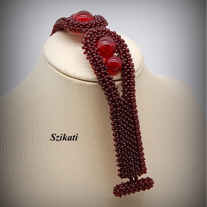 Bordó fémmentes gyöngyfűzött karkötő - ékszer - karkötő - gyöngyös karkötő - Meska.hu