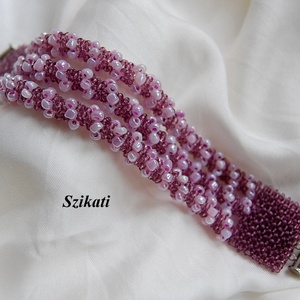 Többsoros lila gyöngyfűzött karkötő - ékszer - karkötő - széles karkötő - Meska.hu