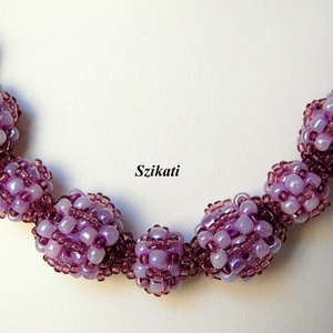 Lila gyöngyfűzött nyaklánc - ékszer - nyaklánc - bogyós nyaklánc - Meska.hu