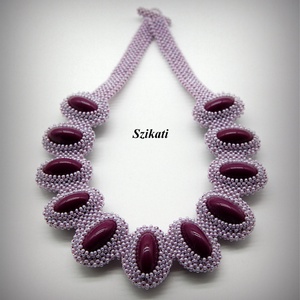 Lila fémmentes gyöngyfűzött nyakék - ékszer - nyaklánc - statement nyaklánc - Meska.hu