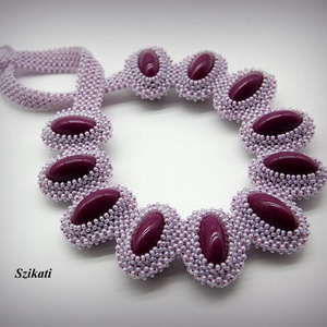 Lila fémmentes gyöngyfűzött nyakék - ékszer - nyaklánc - statement nyaklánc - Meska.hu