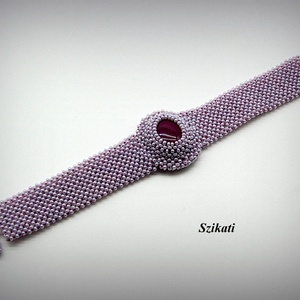 Lila fémmentes gyöngyfűzött karkötő - ékszer - karkötő - gyöngyös karkötő - Meska.hu