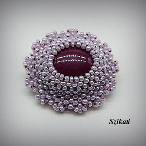 Lila gyöngyfűzött kitűző - ékszer - kitűző és bross - Meska.hu