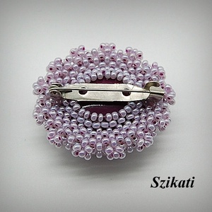 Lila gyöngyfűzött kitűző - ékszer - kitűző és bross - Meska.hu