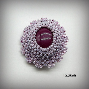 Lila gyöngyfűzött kitűző - ékszer - kitűző és bross - Meska.hu