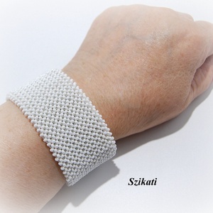 Fehér fémmentes gyöngyfűzött karkötő - Meska.hu