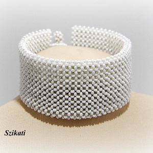 Fehér fémmentes gyöngyfűzött karkötő - ékszer - karkötő - széles karkötő - Meska.hu