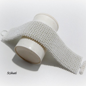 Fehér fémmentes gyöngyfűzött karkötő - ékszer - karkötő - széles karkötő - Meska.hu