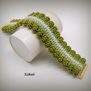 Zöld - fehér széles gyöngyfűzött karkötő - ékszer - karkötő - széles karkötő - Meska.hu