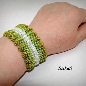 Zöld - fehér széles gyöngyfűzött karkötő - ékszer - karkötő - széles karkötő - Meska.hu