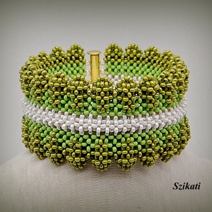 Zöld - fehér széles gyöngyfűzött karkötő - ékszer - karkötő - széles karkötő - Meska.hu